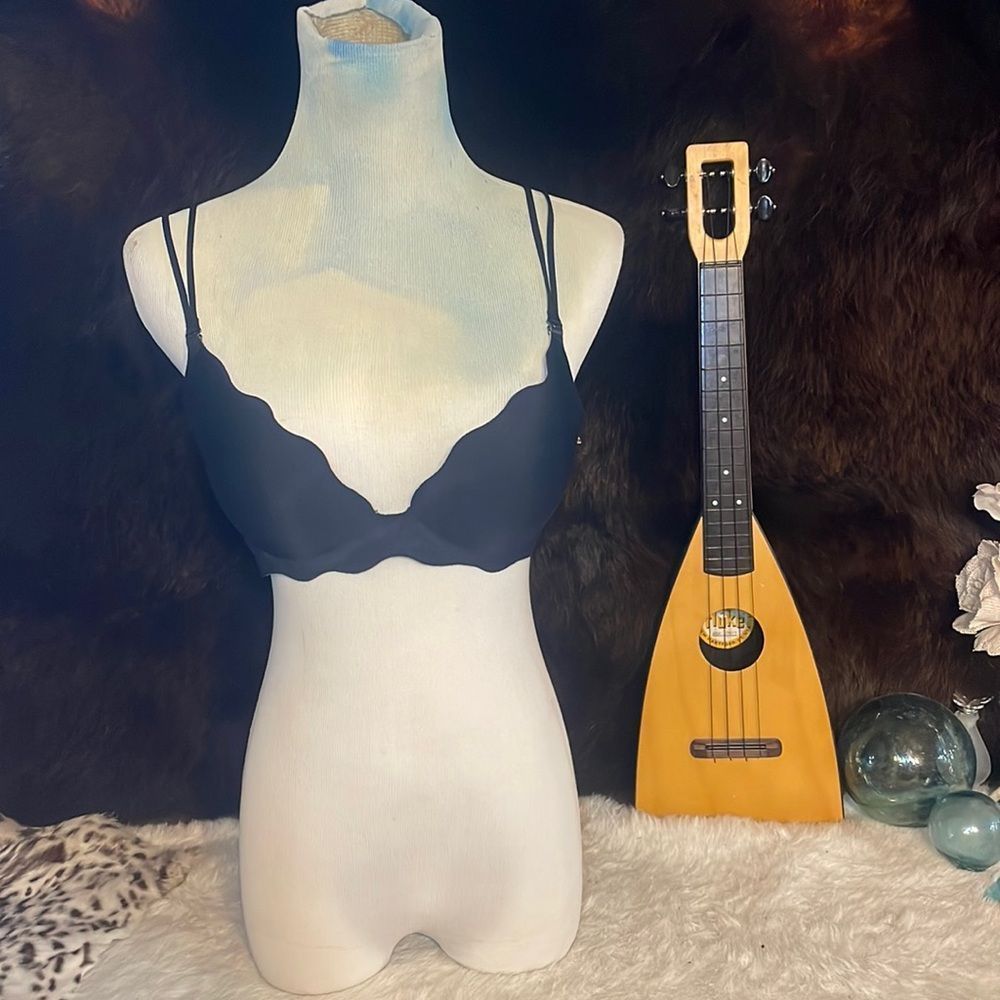 Victoria’s Secret bra 36B (4550)Scalloped edging detail.EUC.